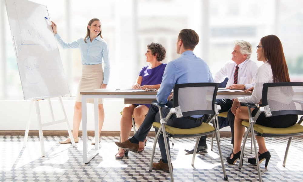 Docente che spiega durante corso di formazione