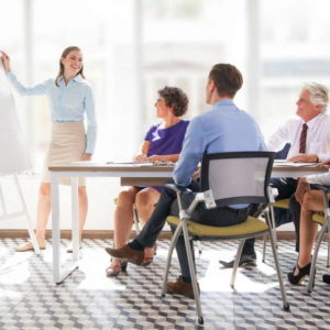 Docente che spiega durante corso di formazione