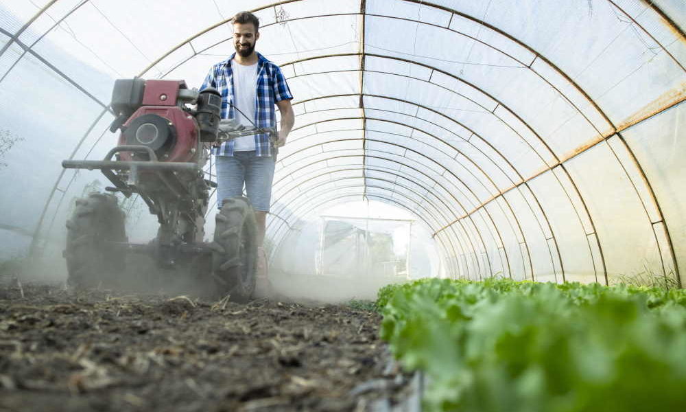 Giovane contadino al lavoro