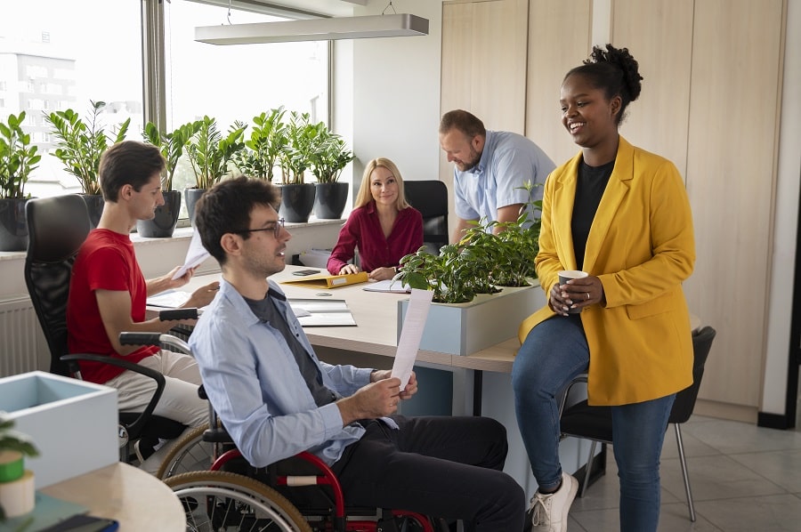 persone in un'azienda che promuove diversità e inclusione aziendale