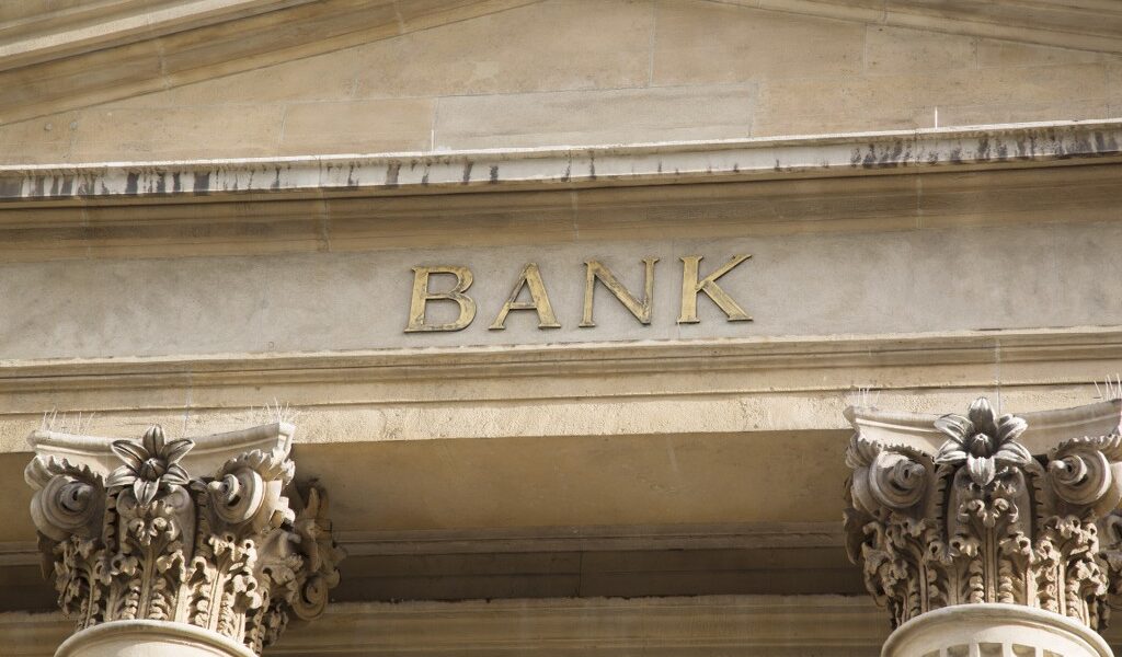 primo-piano-del-segno-della-banca-sulla-facciata-in-pietra