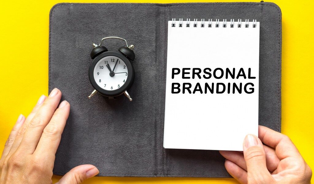 scritta personal branding con sveglia accanto