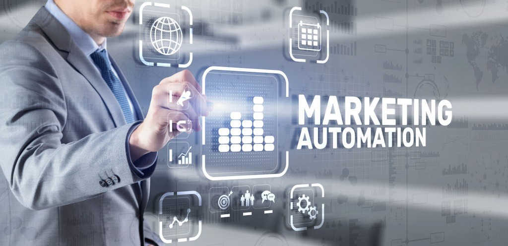uomo che spiega cos'è la marketing automation