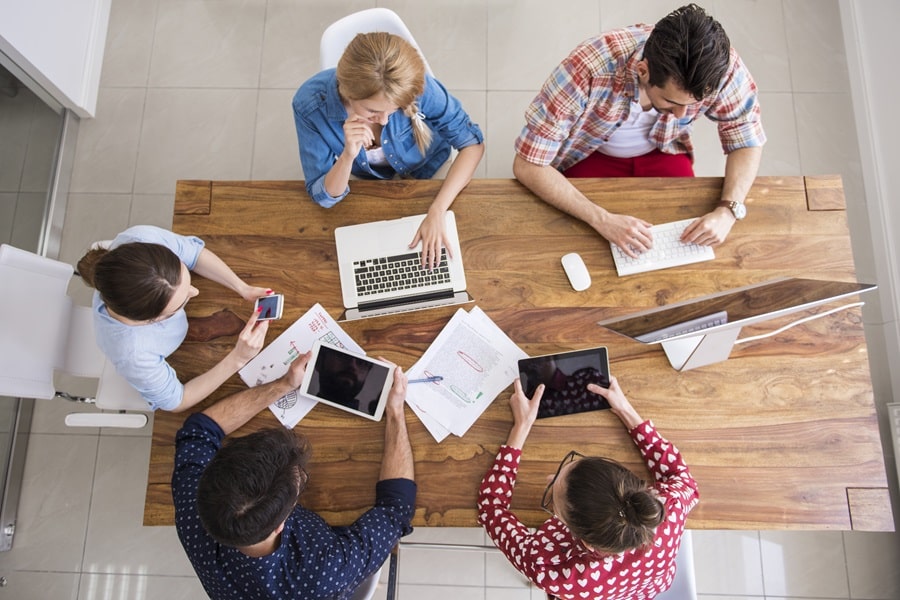 persone che lavorano in ufficio